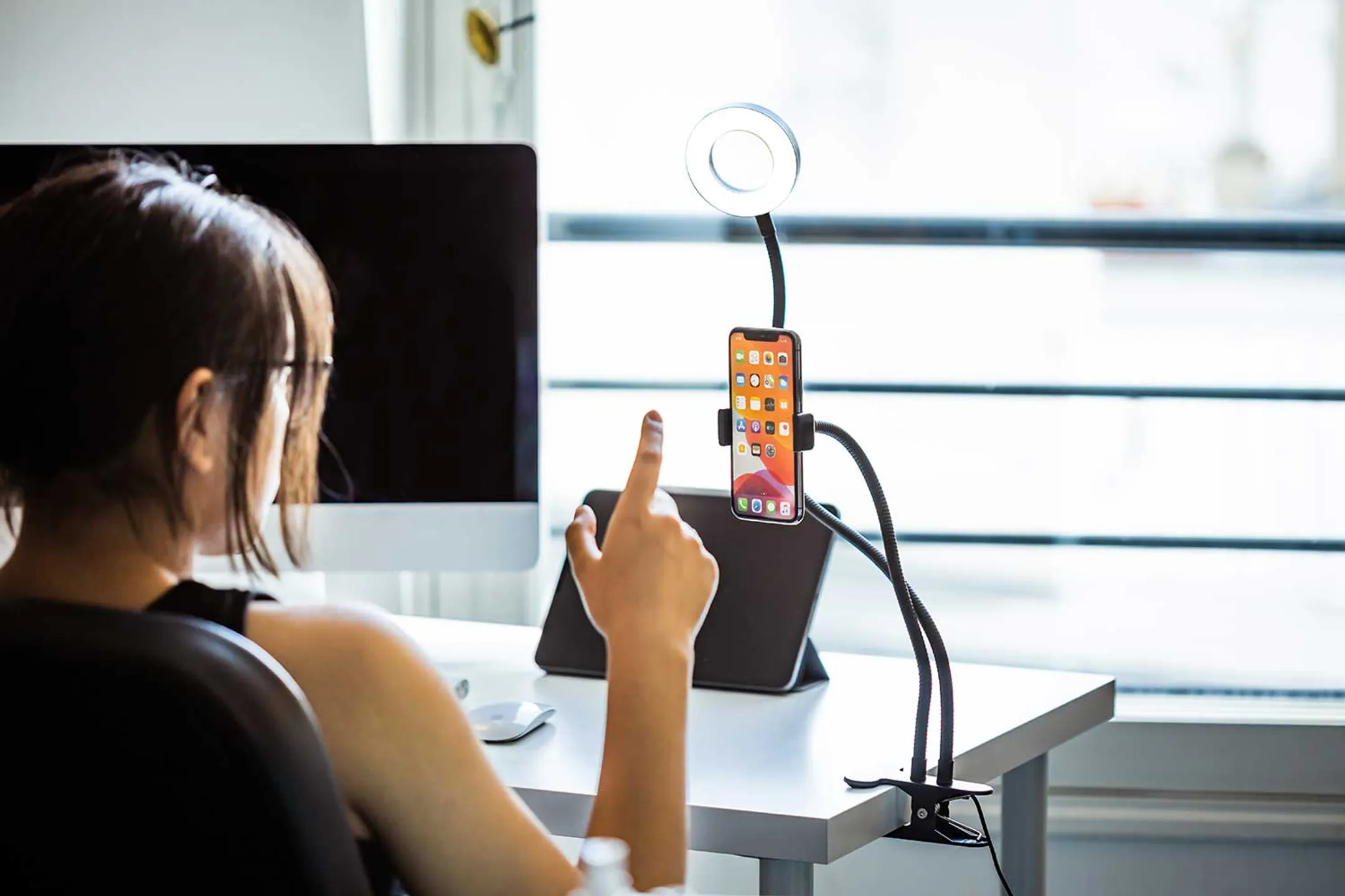 BigBen Kit pour vloggers avec fixation pince et lumière LED image