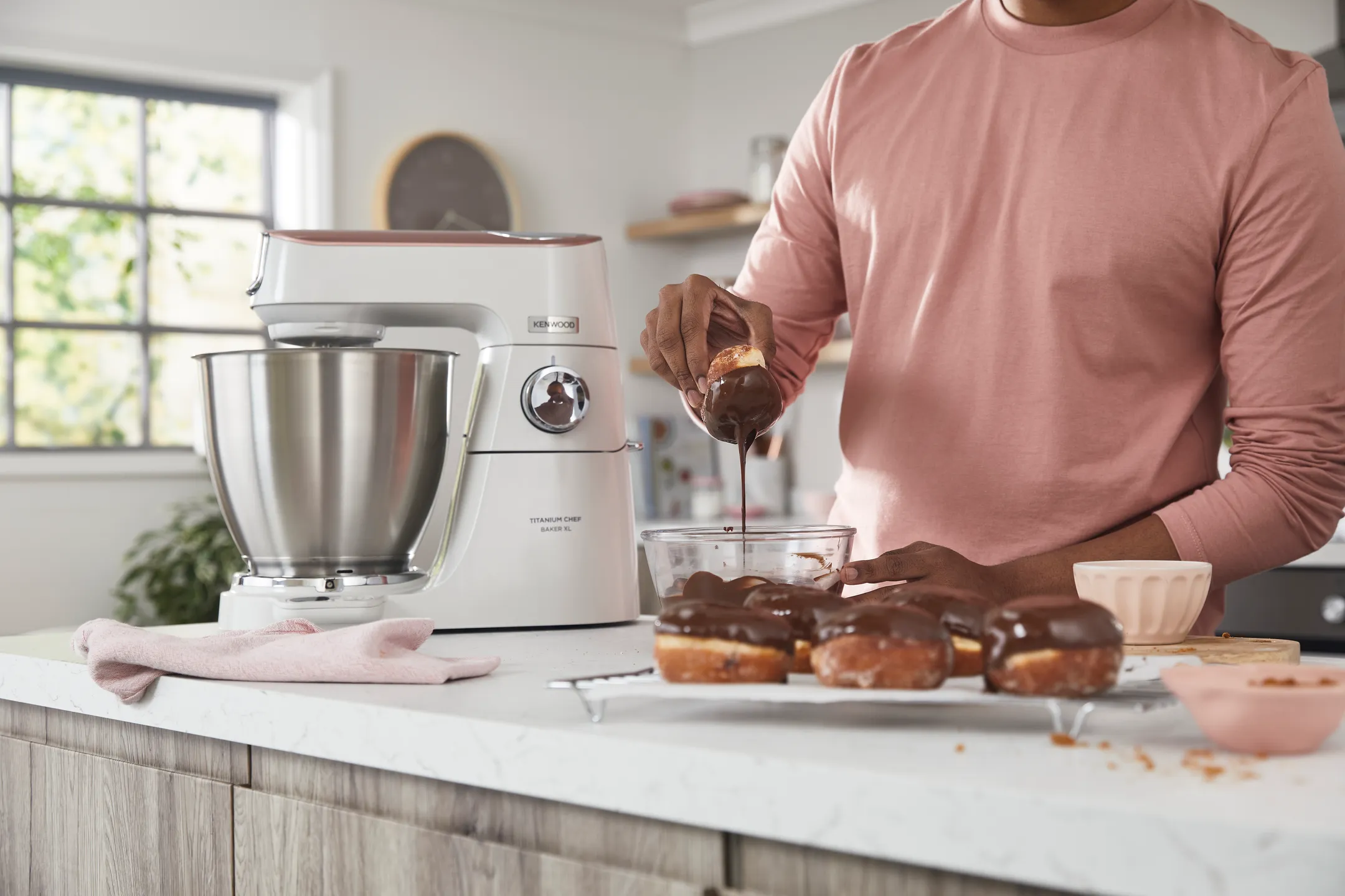 Kenwood Keukenrobot Titanium Chef Baker XL met geïntegreerde weegschaal KVL65.001WH image