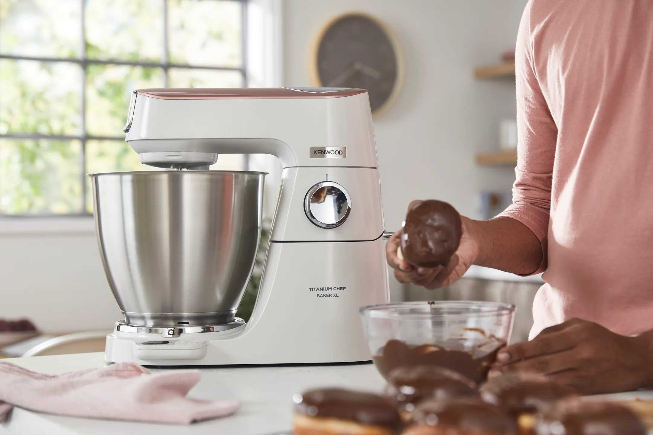 Kenwood Keukenrobot Titanium Chef Baker XL met geïntegreerde weegschaal KVL65.001WH image