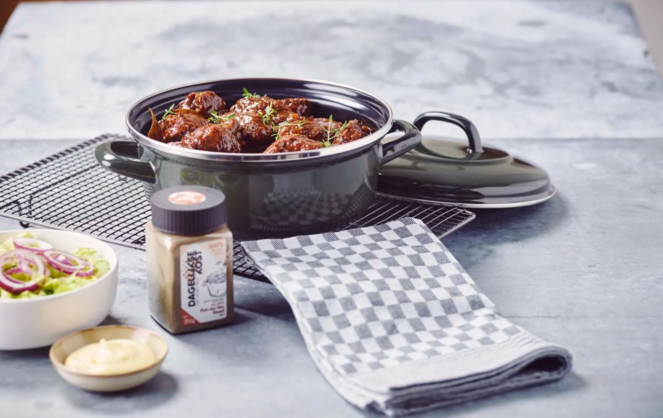 DAGELIJKSE KOST Cocotte à ragoûts avec accessoires image
