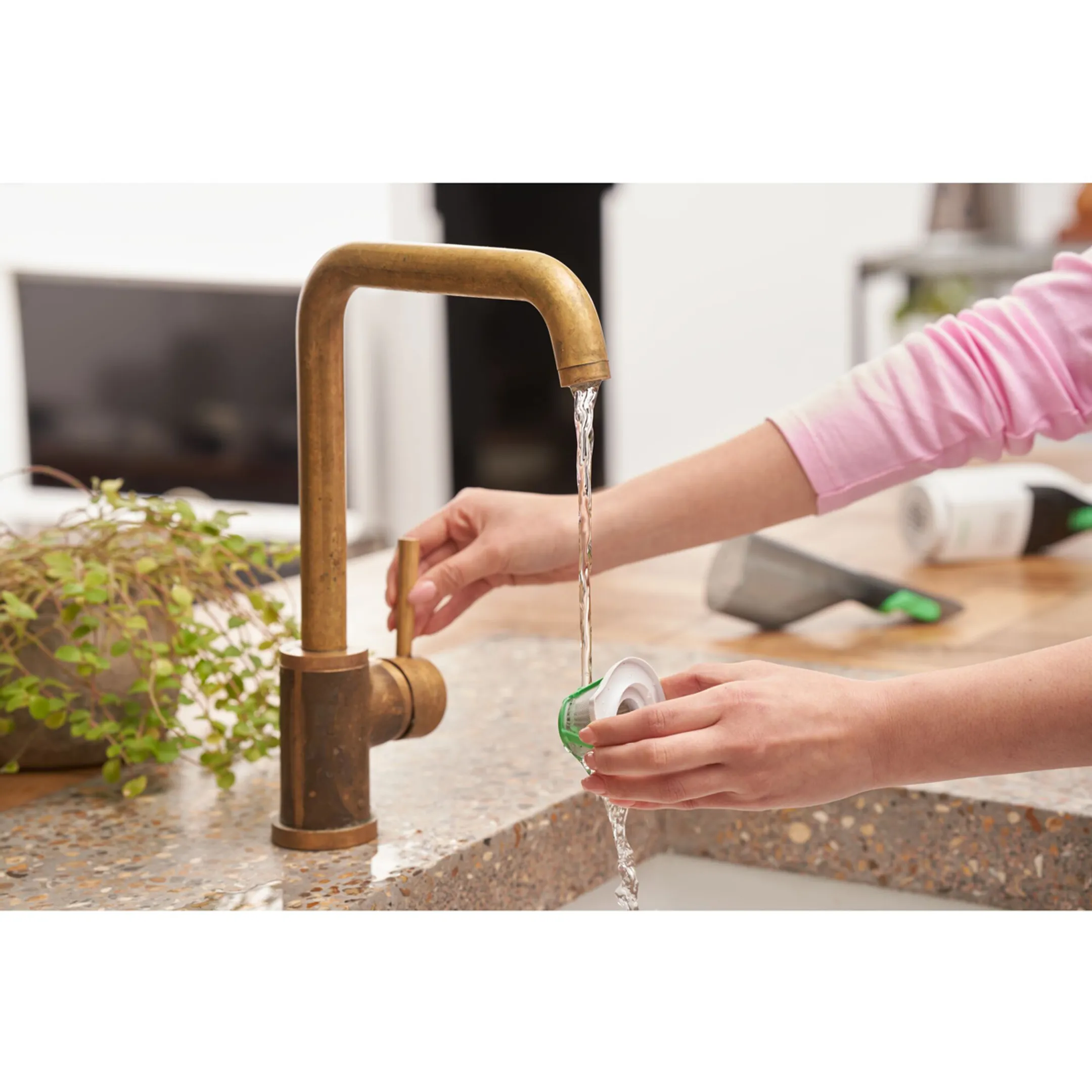 BLACK+DECKER Aspirateur de table Reviva REVHV8C-QW image