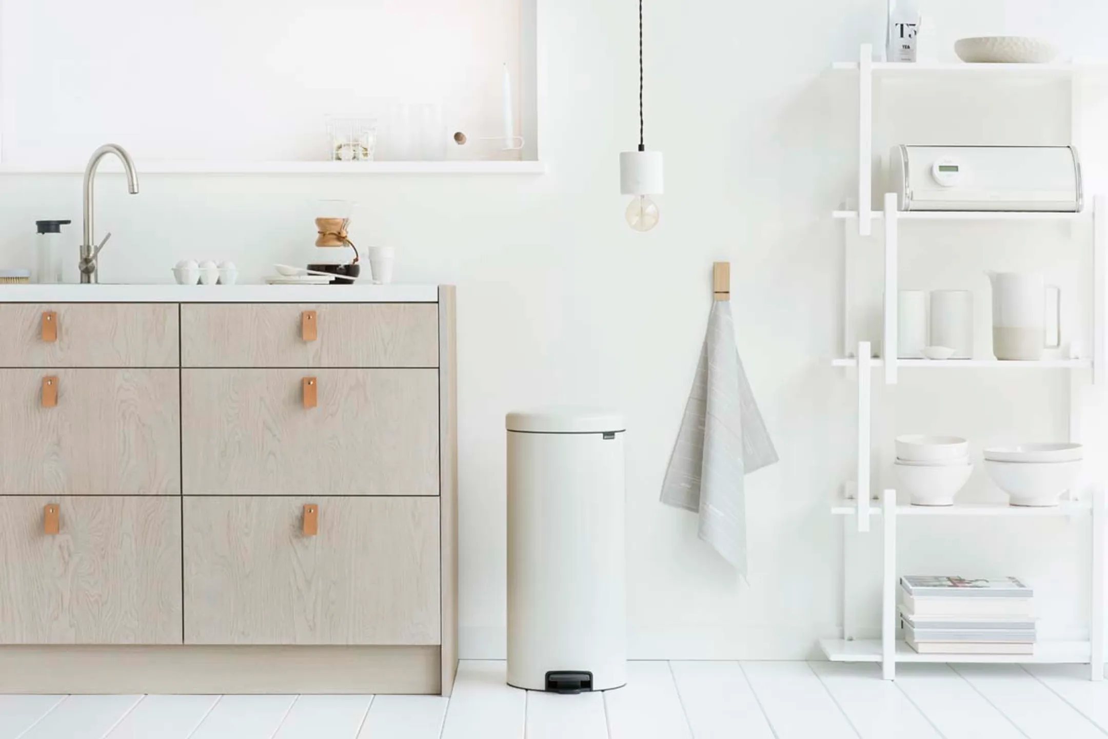 Brabantia NewIcon pedaalemmer 30 liter met kunststof binnenemmer - White image