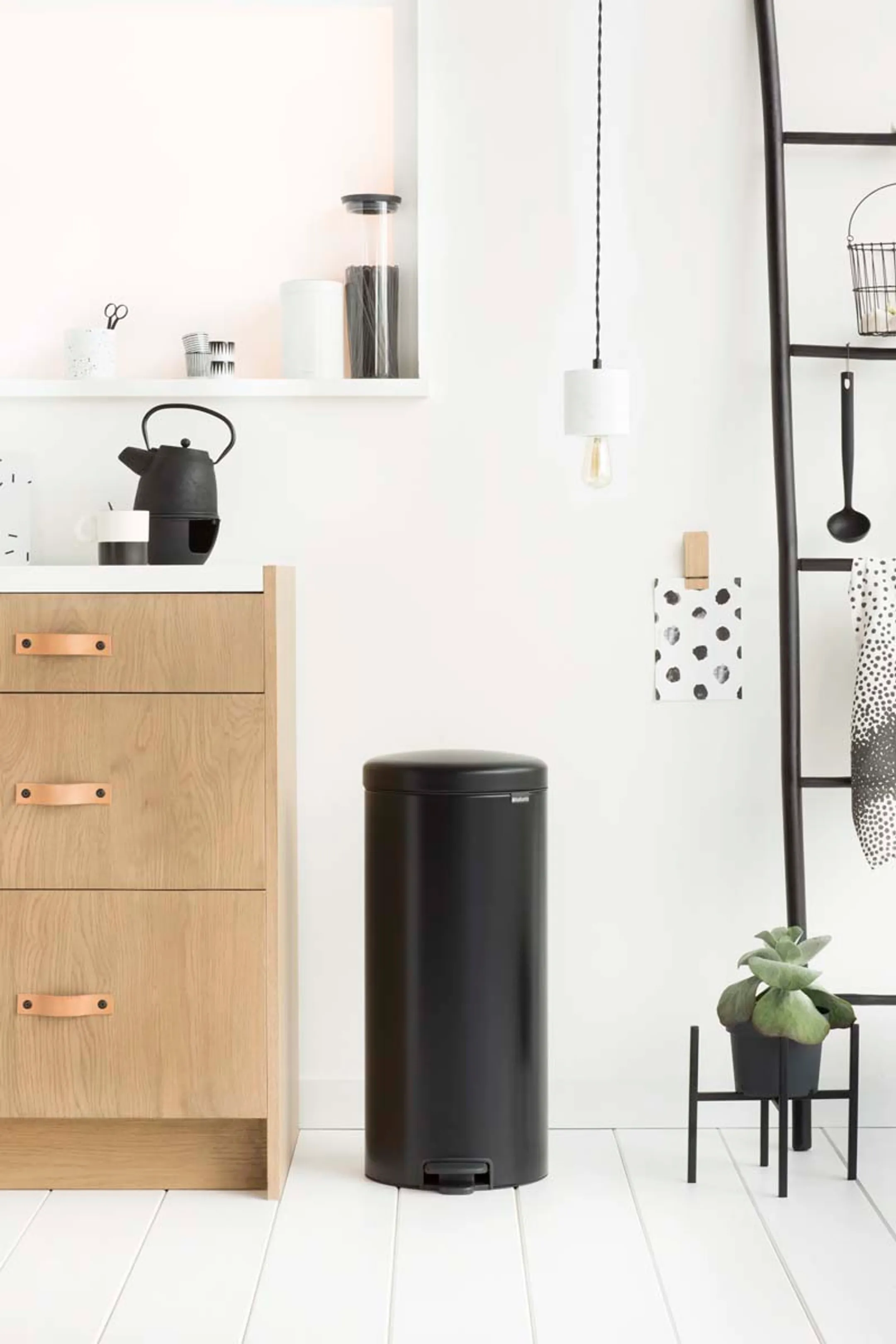 Brabantia NewIcon pedaalemmer 30 liter met kunststof binnenemmer - Matt Black image
