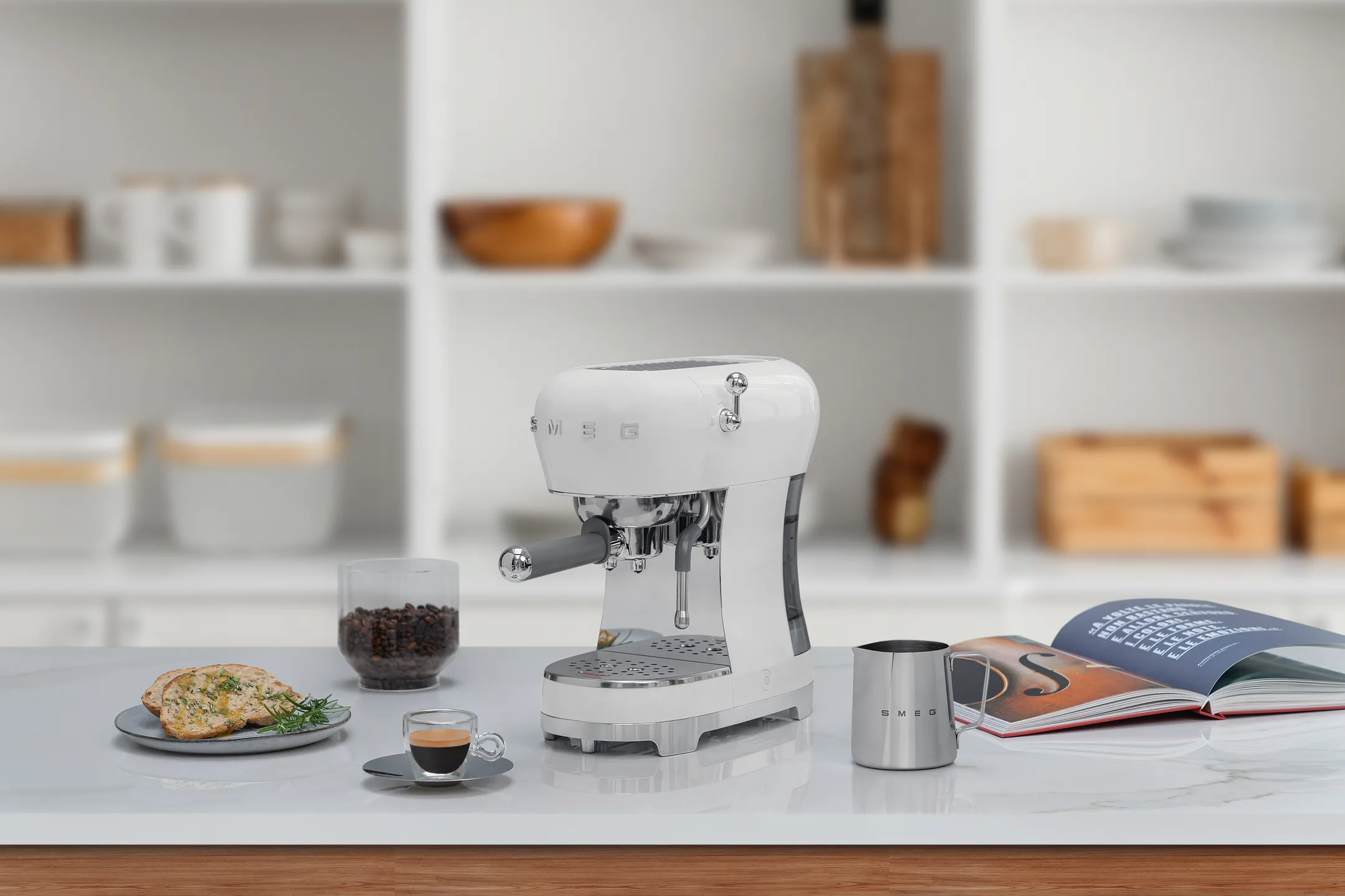 Smeg Espressomachine ECF02WHEU image