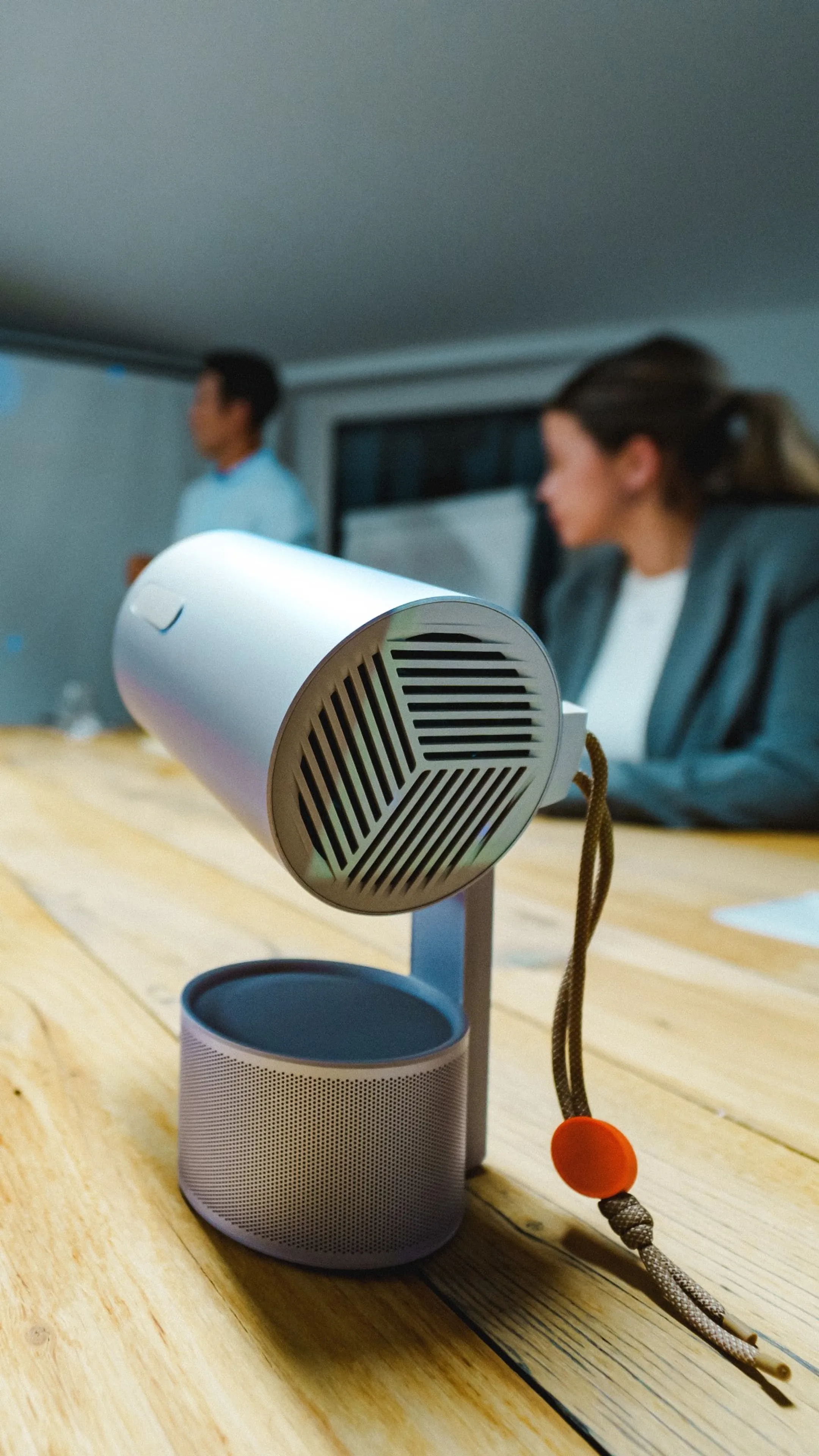 XGIMI MoGo 3 Pro draagbare projector met  PowerBase Stand image