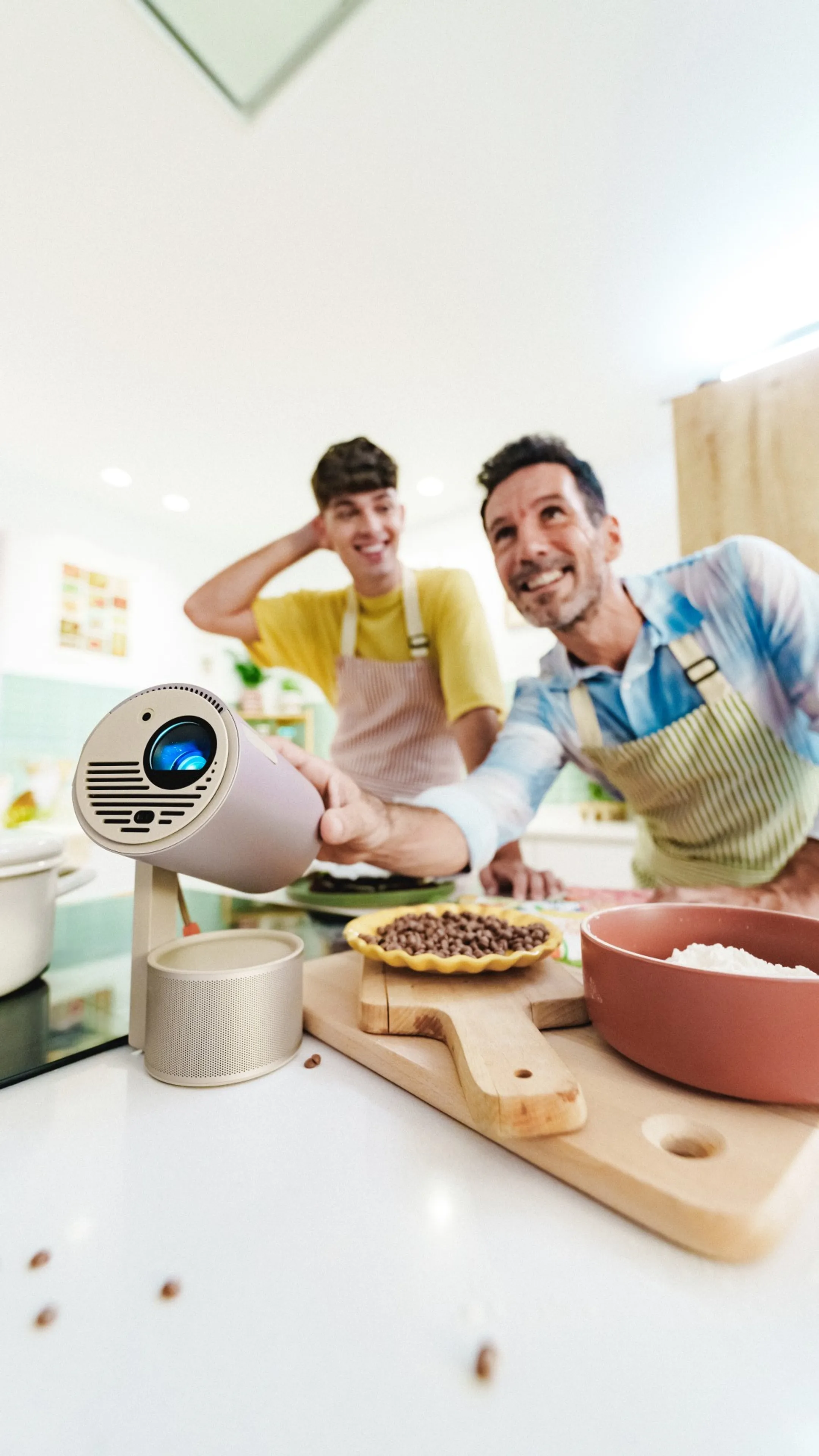 XGIMI MoGo 3 Pro draagbare projector met  PowerBase Stand image