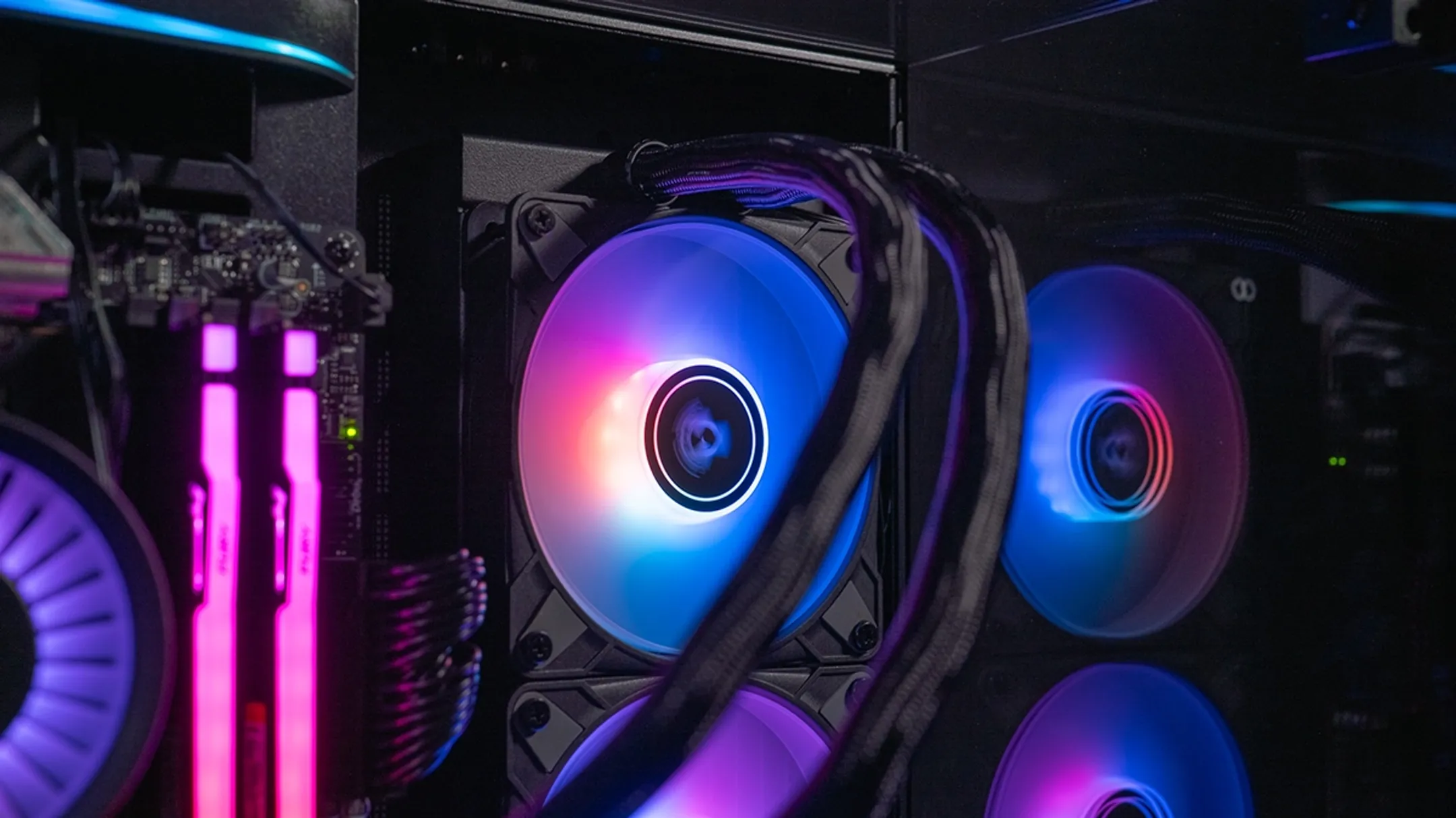 FLOWUP NEBULASTRIKE Radeon RX 9070 XT 16GB image