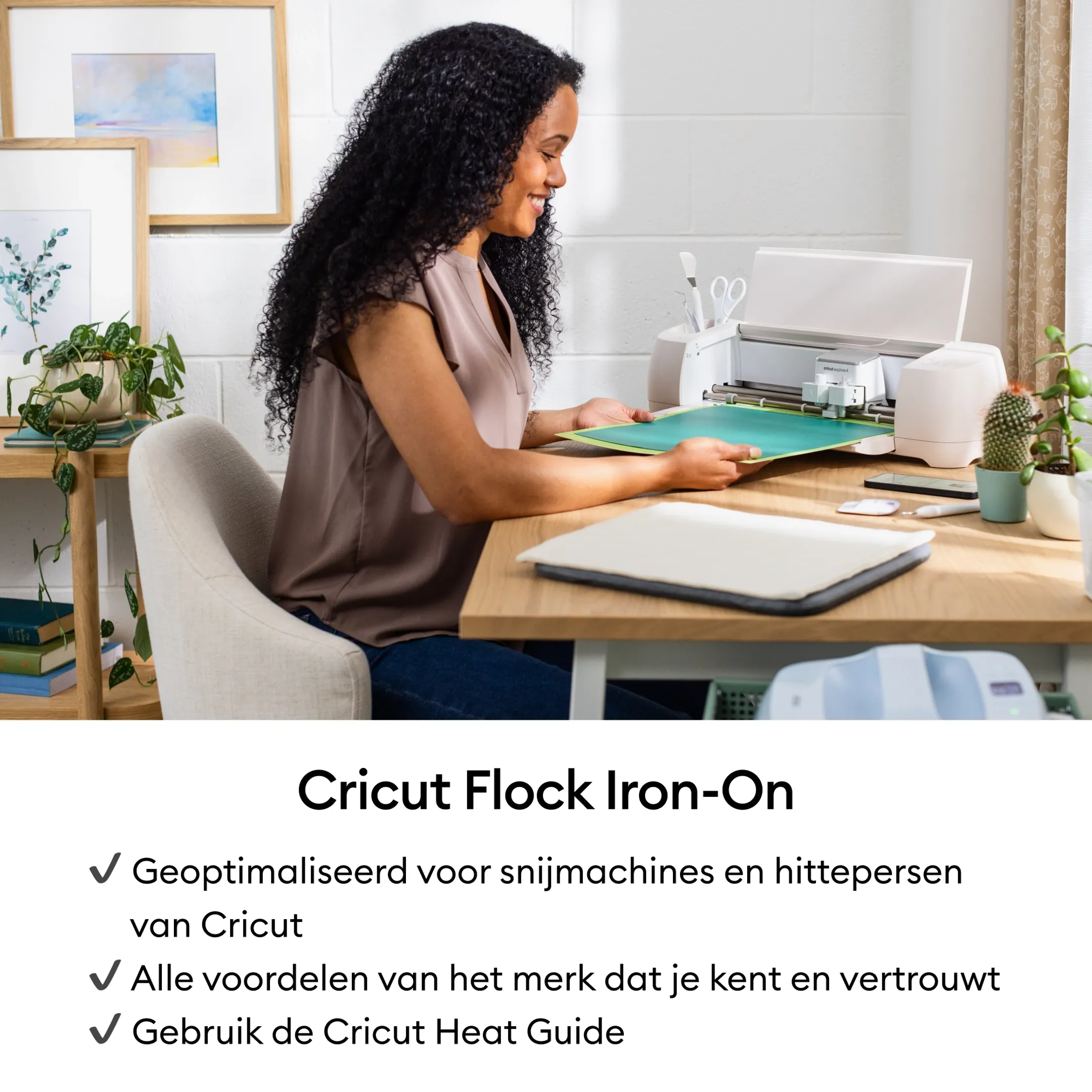 Cricut Flock Iron-On Zwart - 30,5 x 48,3 cm image