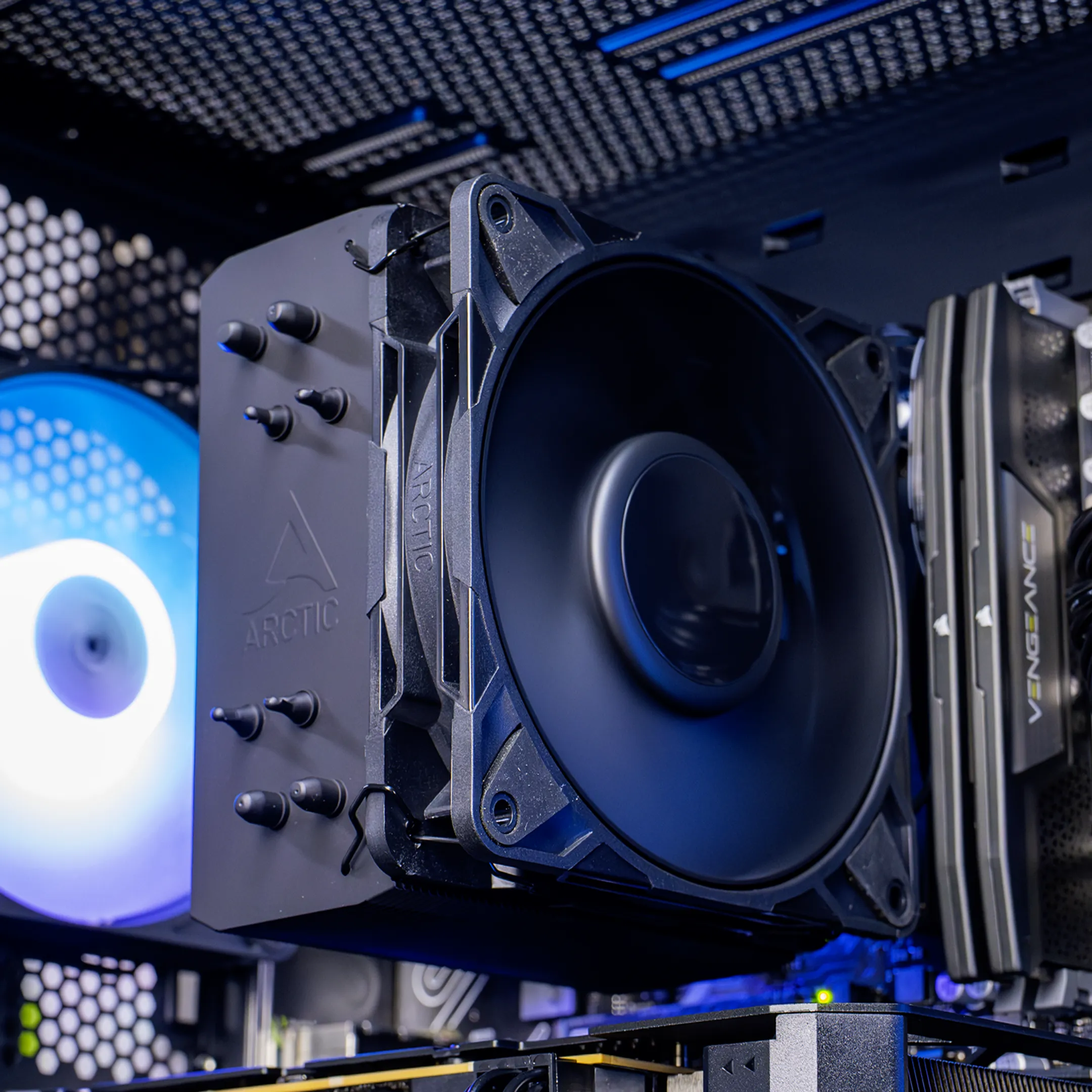 Champion Powered by Asus - 16GB / 1TB - Nvidia GeForce RTX5060
